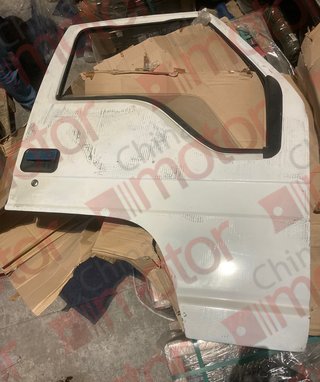 Дверь правая белая (в сборе)  BAW 1044/1065  ВР17805001010