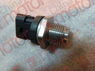Датчик давления топлива в рампе (ISBe,ISDe,ISF E-3,ISLe,QSL) V=3.8,3.9,4.5,5.9,6.7 {ПАЗ,Валдай,КАВЗ,XML6125CR,6121E5} 5260246 резьба M18 "Аналог"